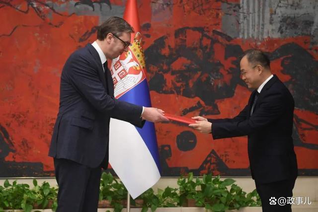 新任驻塞尔维亚大使李明向武契奇递交国书