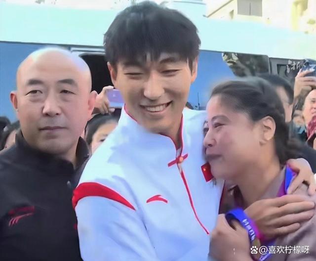 陈佳鹏为母亲戴金牌，希望妈妈分享他的荣耀快乐