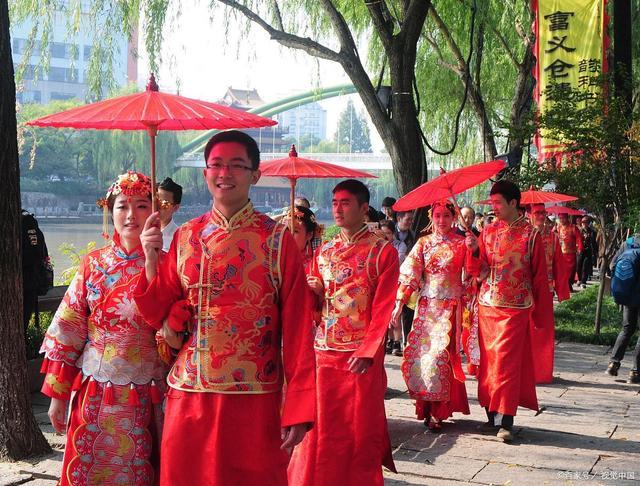 新郎接亲开门红包竟是刮刮乐 老板现场兑奖
