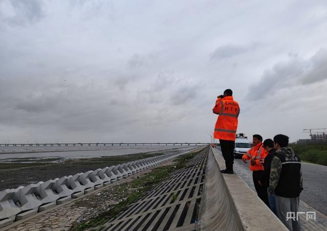 4岁幼童失踪已超60小时 目前警方已初步排除4岁女童被他人带离海滩可能