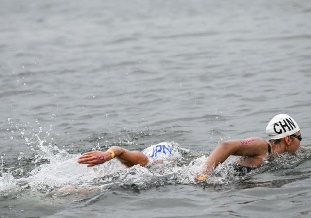 孙嘉珂夺得铜牌坐轮椅领奖！