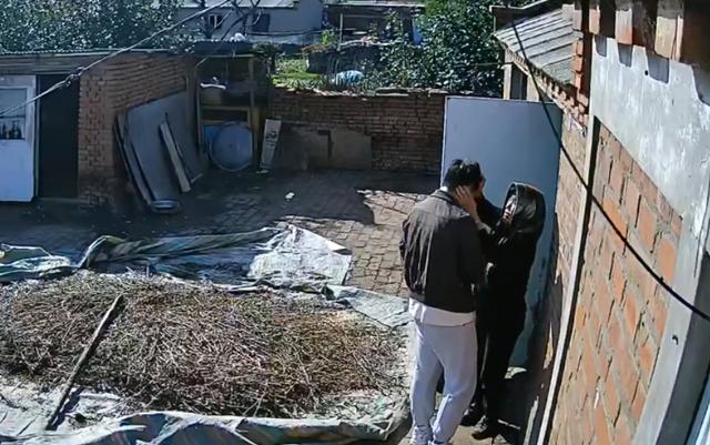 小伙被砸头躲奶奶怀里哭 奶奶：有哄你的功夫我都干完活儿了