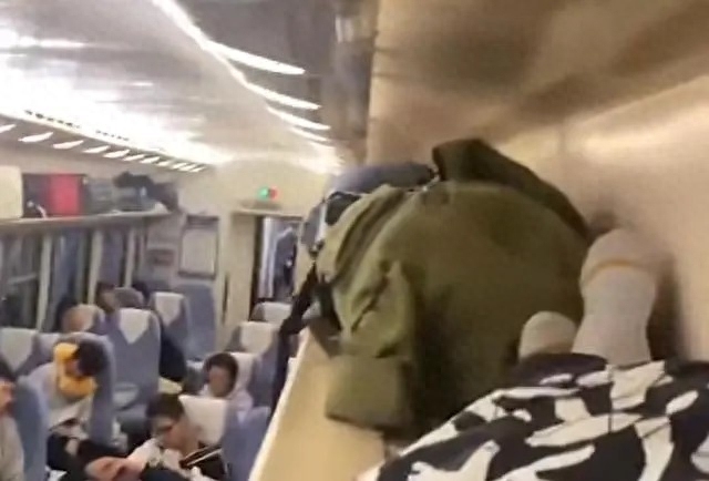 男子爬上行李架躺卧自拍，客运段官方回应！