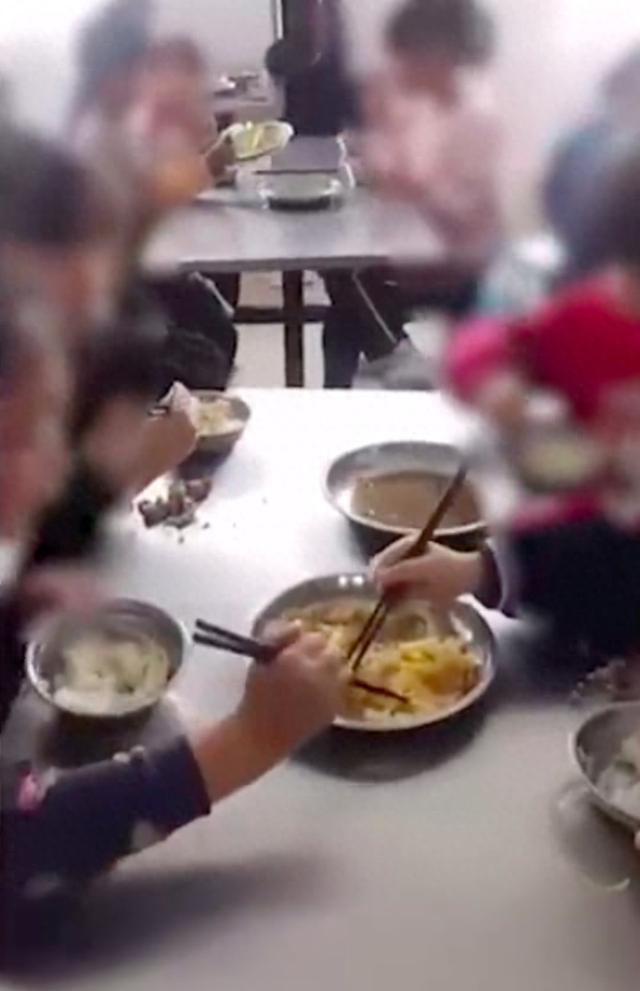 黑龙江一小学食堂6名学生吃2盘菜 校长：饭菜都是无限续
