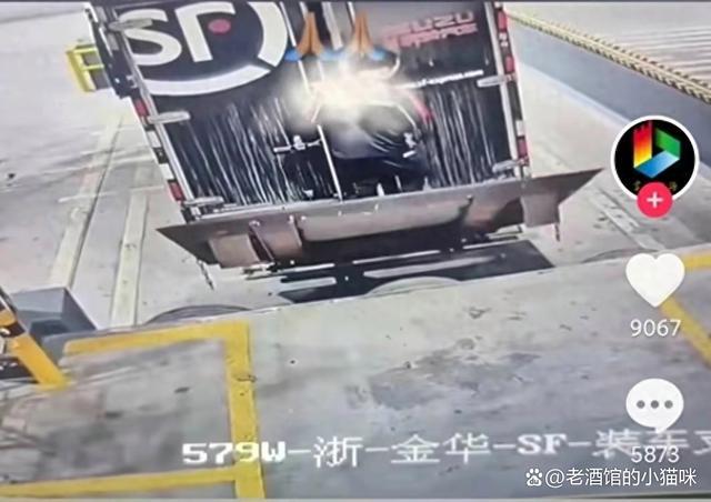 男子装车被货车尾板夹到，一小时后才被发现