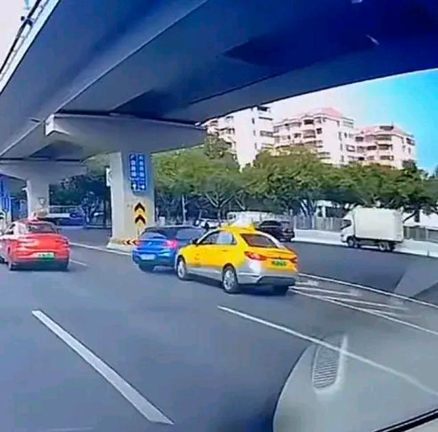广州街头两车相互斗气 后车车突然强行变道 双方车辆直撞上桥墩自燃 司机被烧死