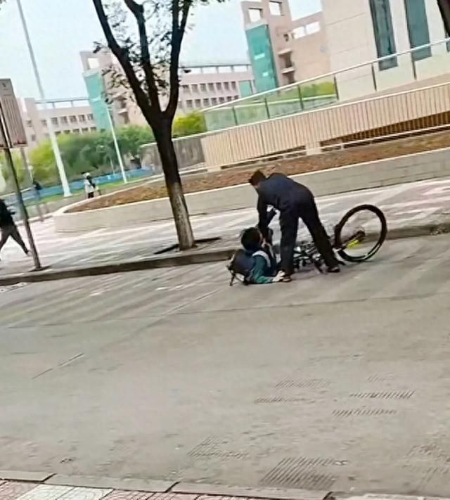 学生校内骑车逆行被保安拦住争吵后遭殴打，学校回应警方已介入