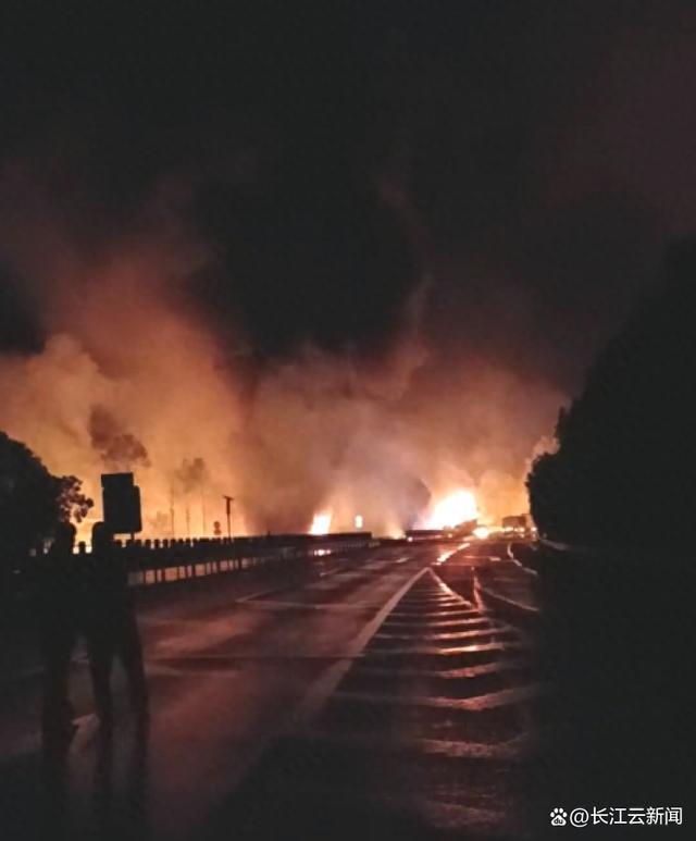 陕西高速多车相撞事故 现场发生火灾，有人受伤，事故尚在处理中