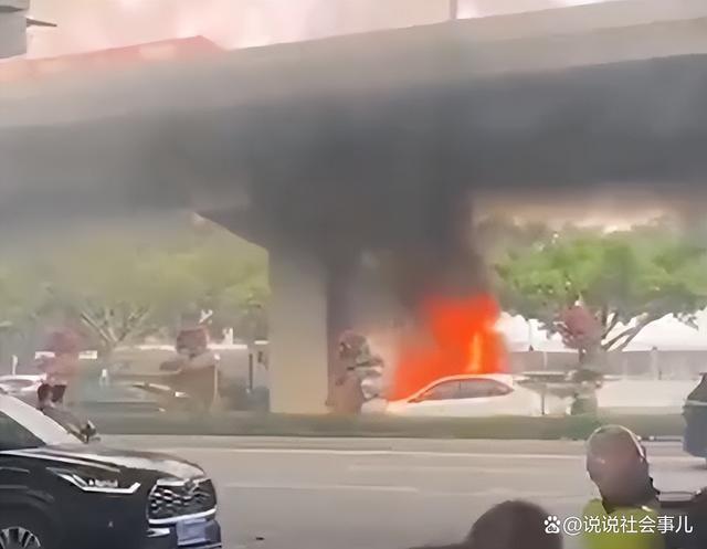 两辆汽车相撞自燃火光冲天，附近的环卫工人毫不犹豫冲过去帮着救火 现场画面曝光！