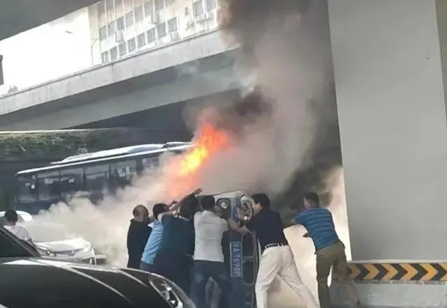 宝马与出租相撞未发现斗气行为