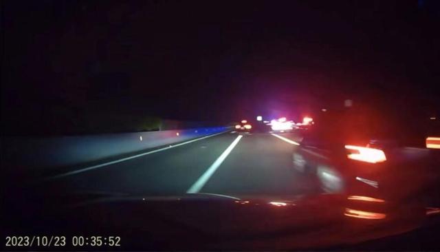 高速交警深夜拦停车辆粗暴执法，警方回复：事发路段有事故，拦截车辆提前下高速
