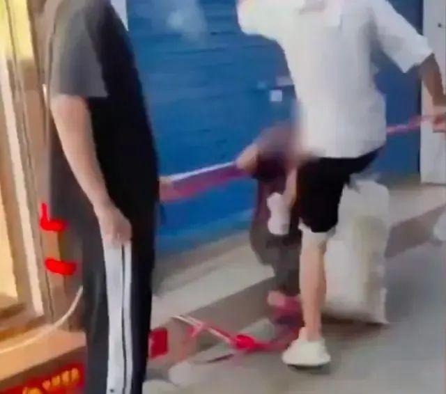 学生当街飞踹殴打残疾流浪汉被抓 当地官方回应