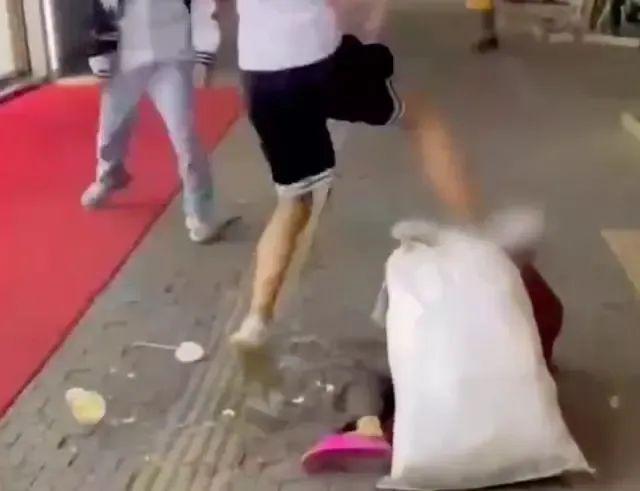 警方谈小伙飞踹拾荒老人：已抓获3名涉事学生