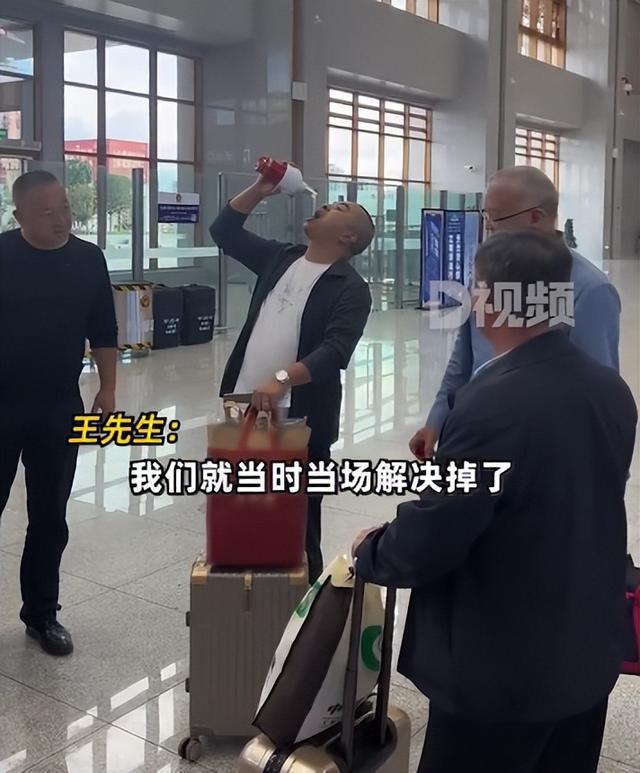 男子带开封白酒进高铁站被拒 当场狂炫6两白酒