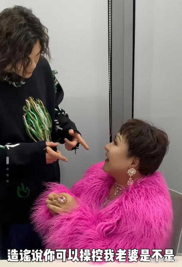 向太吐槽cos她的人衣服太low了我那个是鸵鸟毛几十万她那个20块买的吧