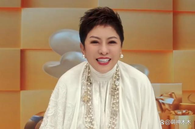 向太吐槽cos她的人衣服太low了我那个是鸵鸟毛几十万她那个20块买的吧