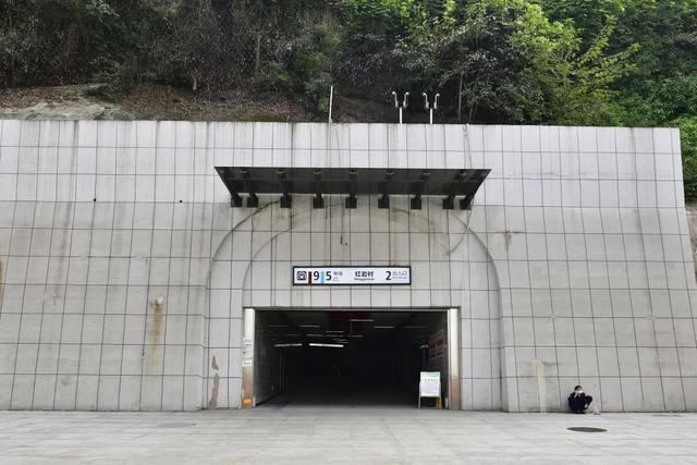 女子上下班需乘14次电梯导致大家通勤时间大大增加 公司补贴888元