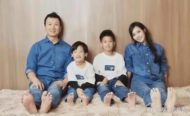 侯佩岑出席活动时3否认婚变传言，称是因丢掉了很多不用的东西