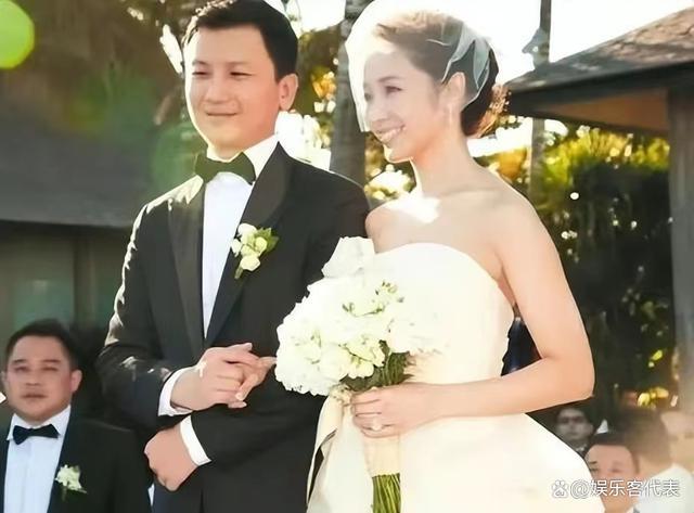 侯佩岑出席活动时3否认婚变传言，称是因丢掉了很多不用的东西