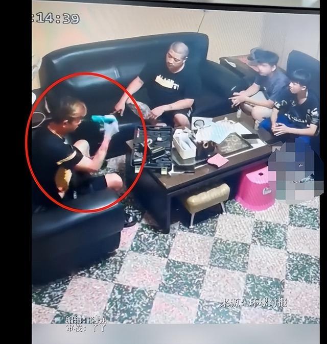 男子向好友炫耀手枪 不慎开枪将自己打死