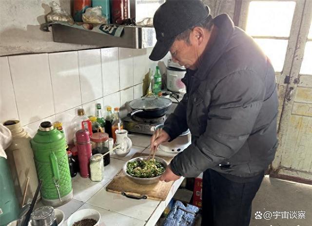 独子离世后，七旬老人带家人4年省吃俭用终还清90万欠债