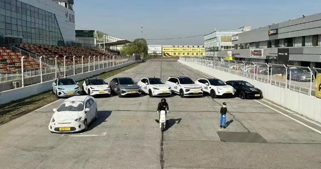 问界小鹏AEB之争:7款热门车型夜间实测 小鹏惨遭“打脸”问界“遥遥领先”