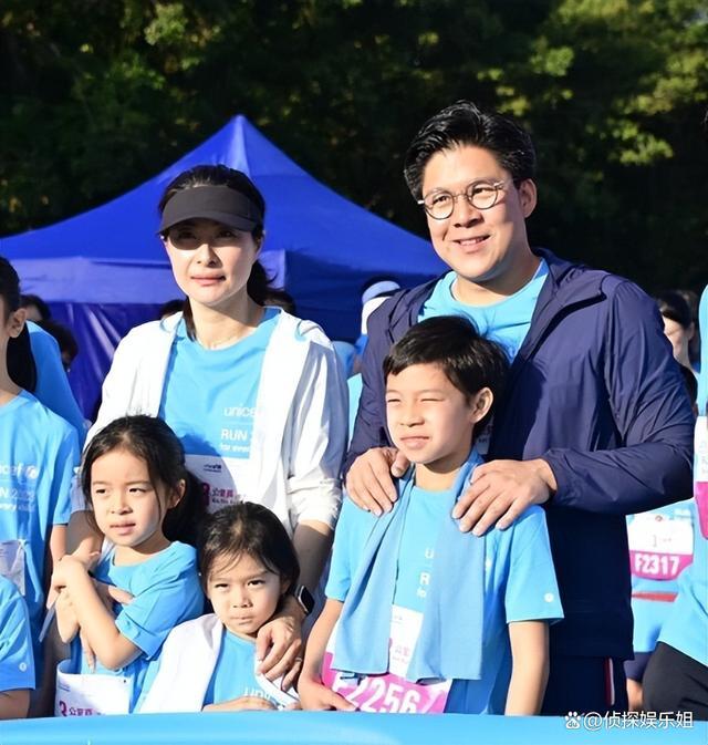 一家五口齐上阵!霍启刚带儿女参加公益跑 小女儿满头大汗格外认真