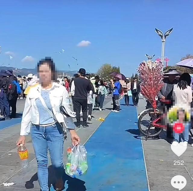 女子在海埂大坝丢塑料瓶等垃圾摆拍作秀起公愤 有市民表示这是对自己城市的污蔑!