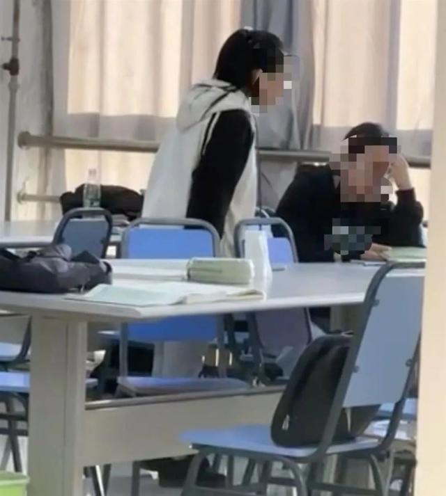 校方回应女生在图书馆占16座还骂人 已介入调查