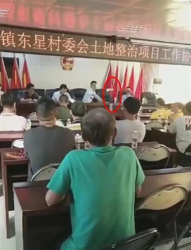 海口一镇长开会砸水瓶后村民拍桌回怼?当地回应 海口一镇长开会怒砸水瓶 当地回应