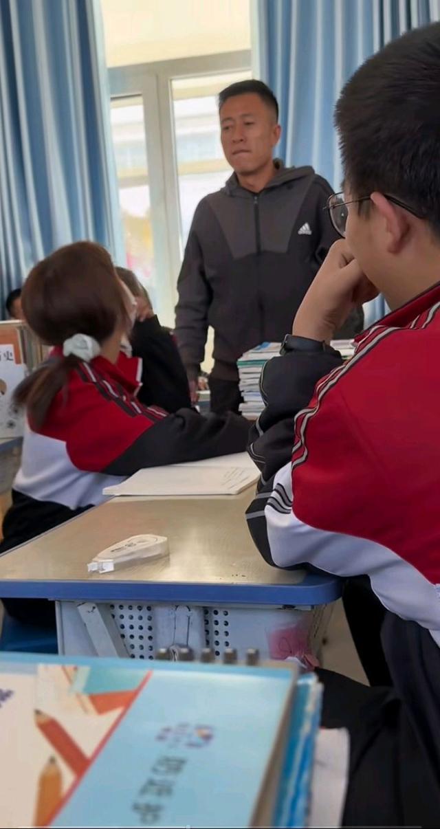大学生偷返高中 老师表情表情发生了翻天覆地的变化 真是亮了