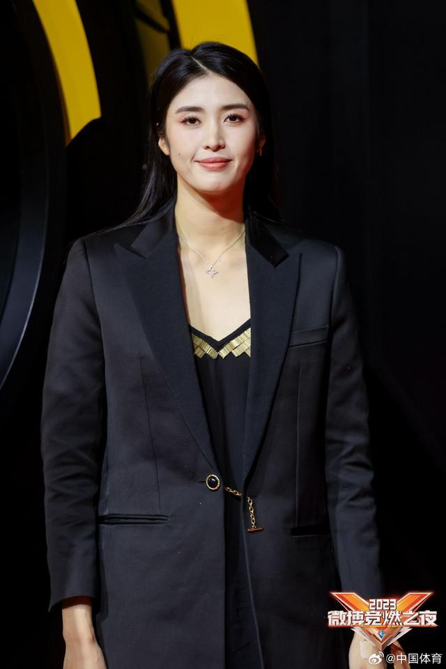 徐静雨穿羽绒服走红毯与吴艳妮合影 造型惊艳不堪_新闻频道_中华网