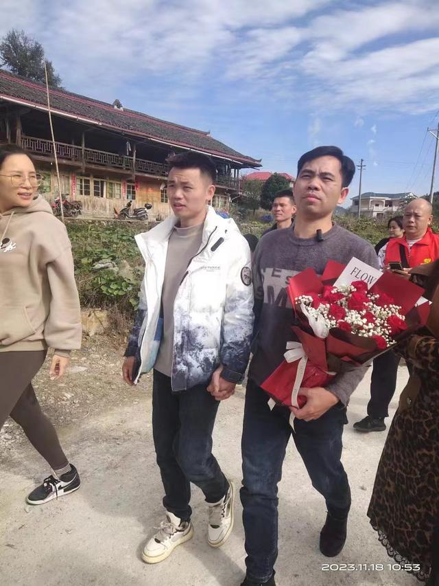 哥哥“坐火车去远方” 被拐34年终于回家见到弟弟 