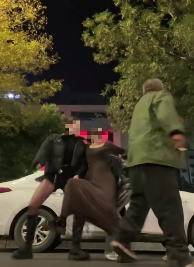 郑州三名女孩在路边拍短视频，却莫名被路过的老人打了一巴掌