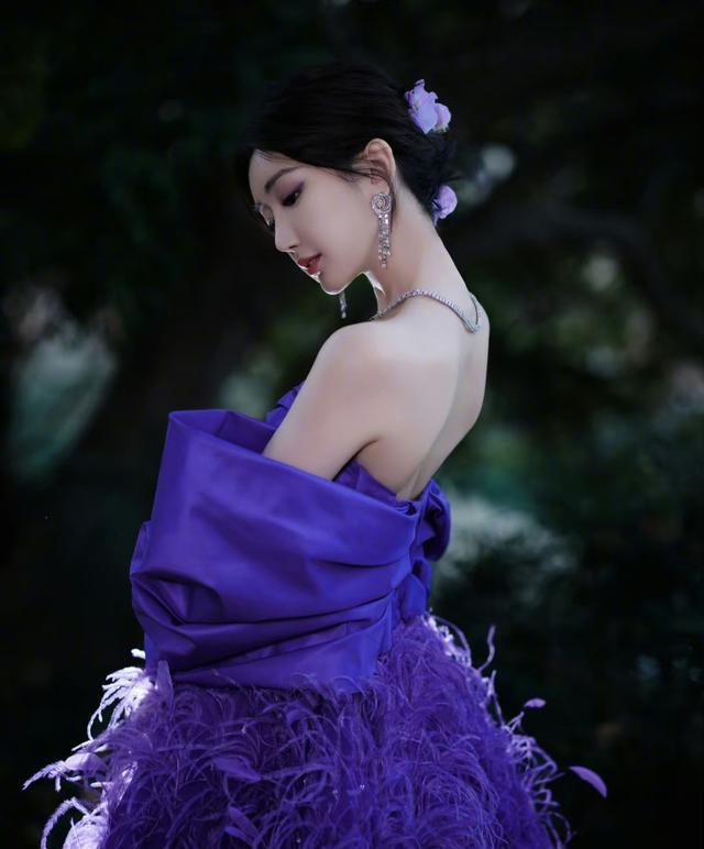 毛晓彤鼻子似整容gq红毯紫色晚礼服造型惊艳全场2