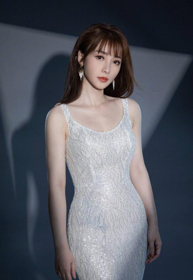 柳岩雪地随拍43岁的她在零下5度的雪地里穿着短裙光着腿跳舞