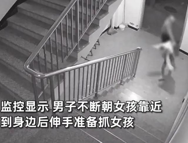 儿童险被陌生男子捂嘴拽走 监控曝光细节，看后让人不寒而栗