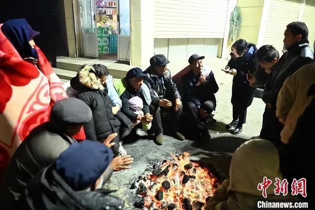 余震百余次 村民彻夜在屋外烤火避险 咬牙熬到天亮