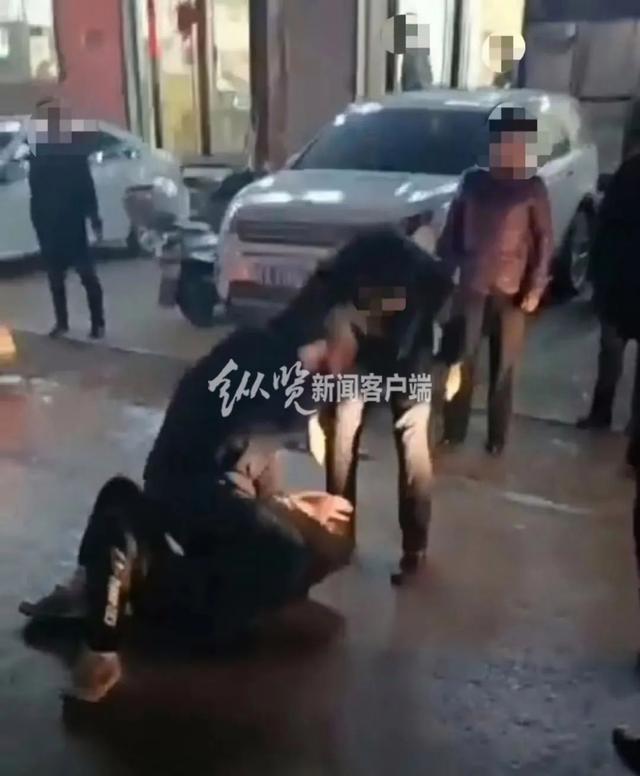 多名公职人员酒后当街打人 纪委回应：给与了处分