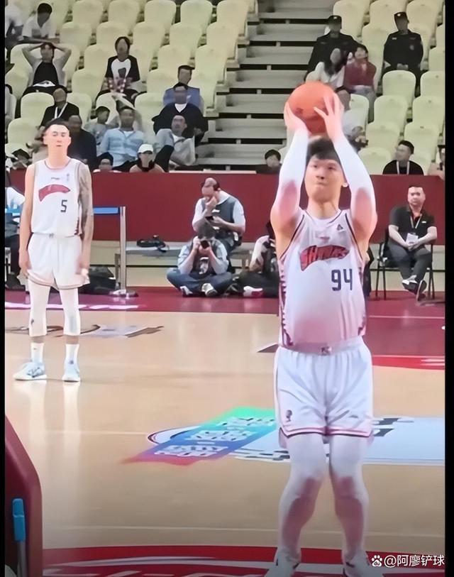 王哲林跳舞搞怪回应球迷谩骂挑衅，大王心态真好！