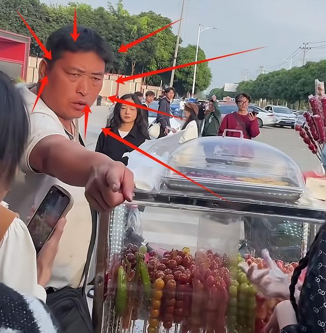 女大学生创业摆摊遭威胁 不走你试试！现场画面曝光