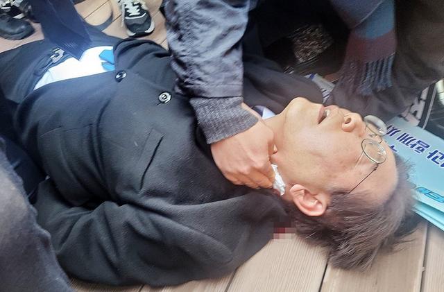 行凶者假意要签名近身直刺李在明颈部 颈部大量出血 仍有意识