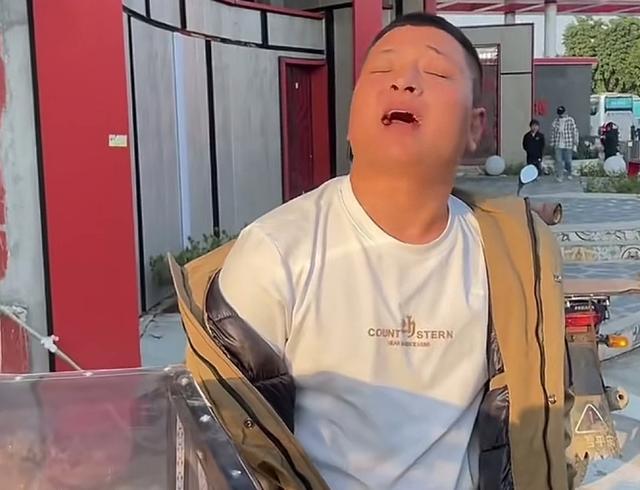 女大学生创业摆摊遭威胁 不走你试试！现场画面曝光