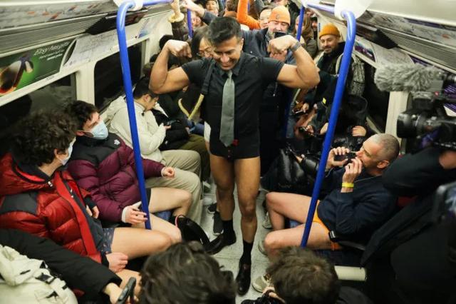 伦敦举行不穿裤子搭地铁活动 组织者声称只为好玩