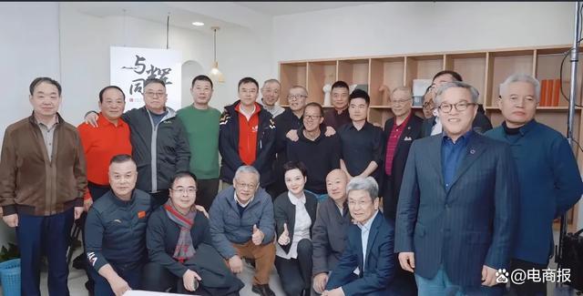 董宇辉给冯仑周鸿祎等大佬“讲课”一如既往的谦逊，把成功归因为俞敏洪的正确选择