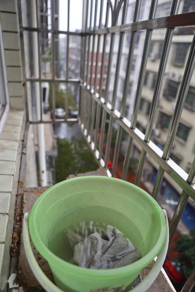 长沙37岁女子擦玻璃从5楼摔下身亡，13岁儿子跑出来妈妈不见了