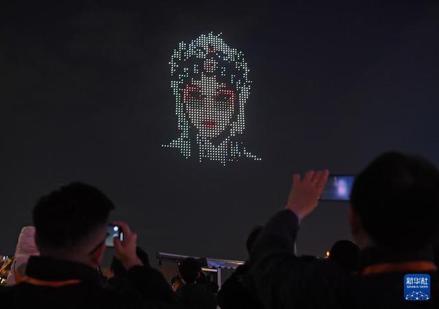 香港举办无人机灯光秀 组成维港天际线龙形等图案