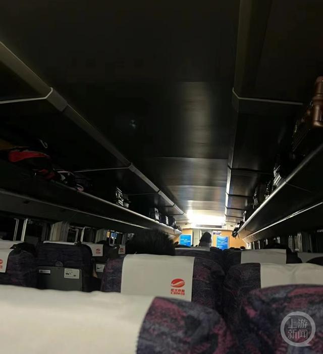 动车因雨雪停电乘客称被冻整晚 网友：这是不可抗因素，一切以安全为重