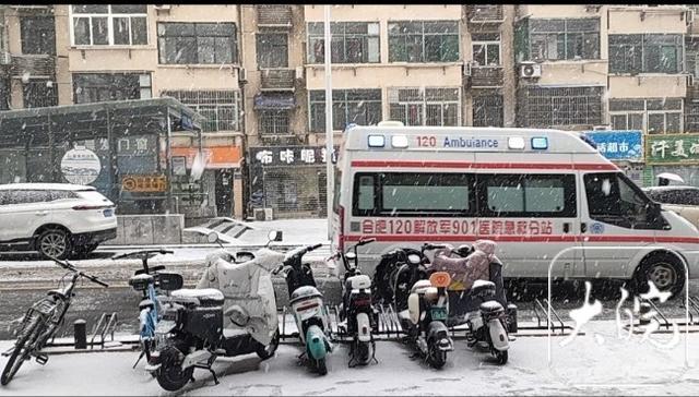 合肥雪天路滑,道路上有车辆追尾