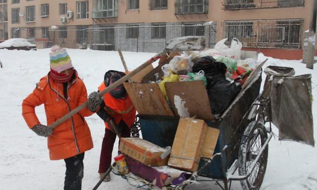 环卫工冰雪天讨薪 城管局致歉:自请处分 全部补发